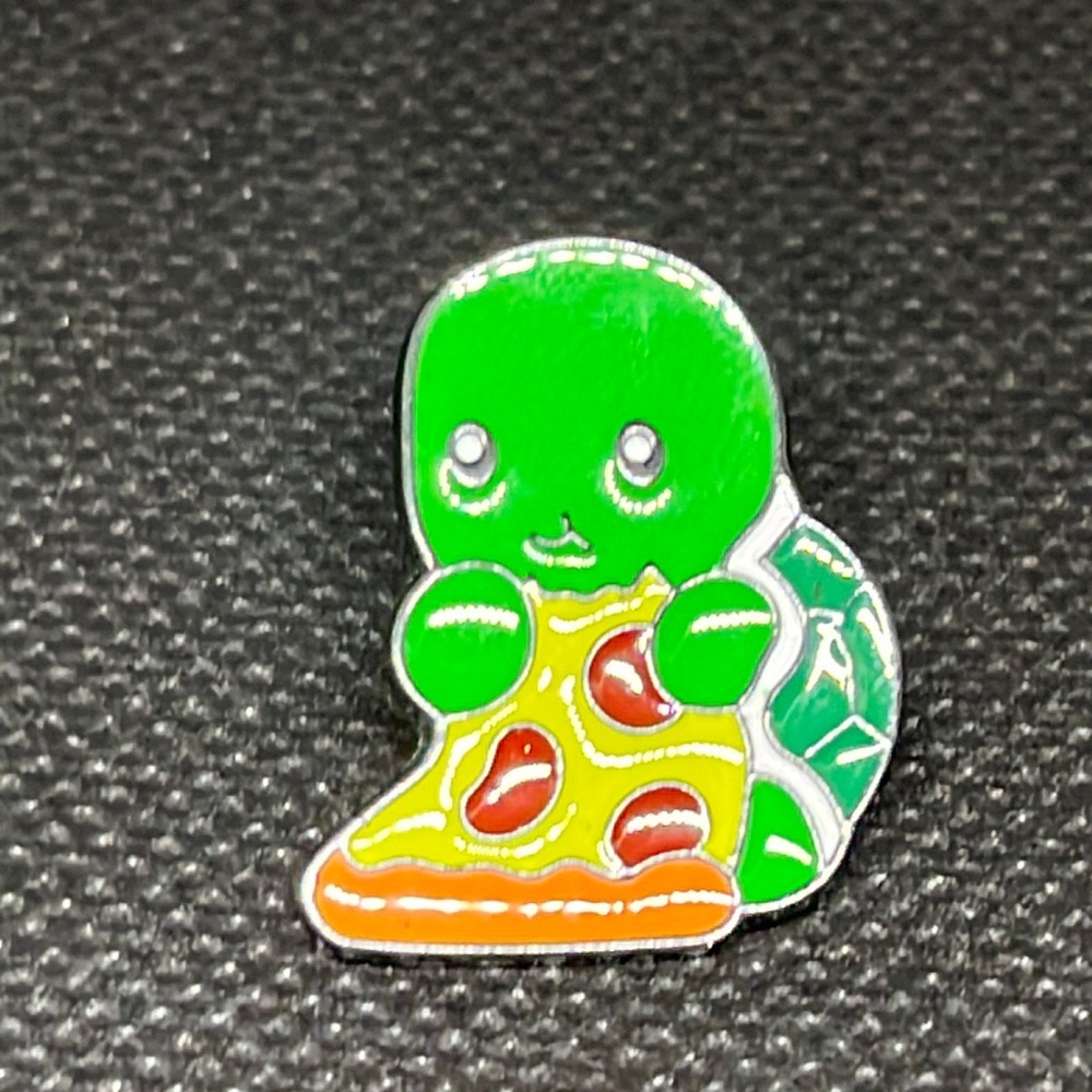 Turtle‎ eating pizza, brooch lapel pin backpack pin hat pin